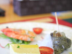 もうひとつの前菜は、季節の前菜3品盛合わせ。
エビとサザエと、これは何のパテだったかな？