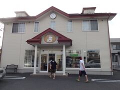 そして向かったのは「福田パン」

開店は午前７時。開店前なのに行列が出来ていました。