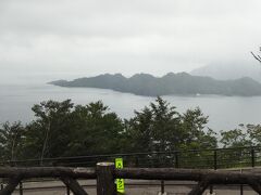 鹿角市の道の駅（あんとらあ）で友人と合流して、十和田湖へ

１０３号線を走り約１時間でした。

秋田側にある展望台からの風景

残念なお天気