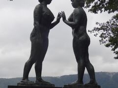 乙女の像

十和田湖を有名にした功労者３名をたたえて作られた、高村光太郎作の有名な像

隣で見ていた上品なご夫婦

「本当に昭和の乙女ね・・ふふふ」
