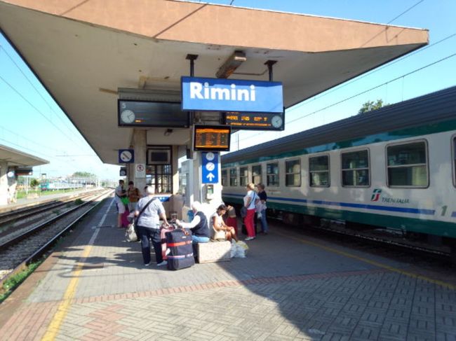 ボローニャ空港から中央駅まで、バスで6ユーロ/22分。リミニ駅まで、電車で9.5ユーロ/88分。