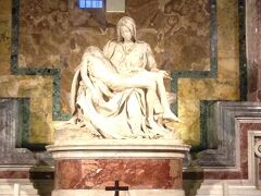 サンピエトロ大聖堂ではガイドさん付きで中を見学しました。
説明が英語の為多少分からないこともありましたが。。。芸術のすばらしさを実感することが出来ました。

