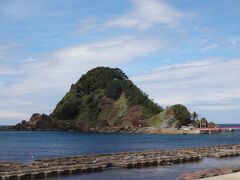 酒田を出ると晴てきました。

海がきれい

ここは鶴岡市由良

白山島