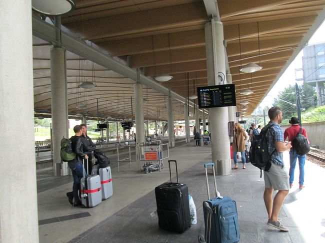 オスロ ガーデモエン空港着<br />到着ロビー地下からローカルトレインに乗りオスロセントラル駅へ<br />エアポートエクスプレストレインは時間はそんなに変わらないのに約倍のお値段なのでローカルトレイン選びました。NOK90(￥1389)