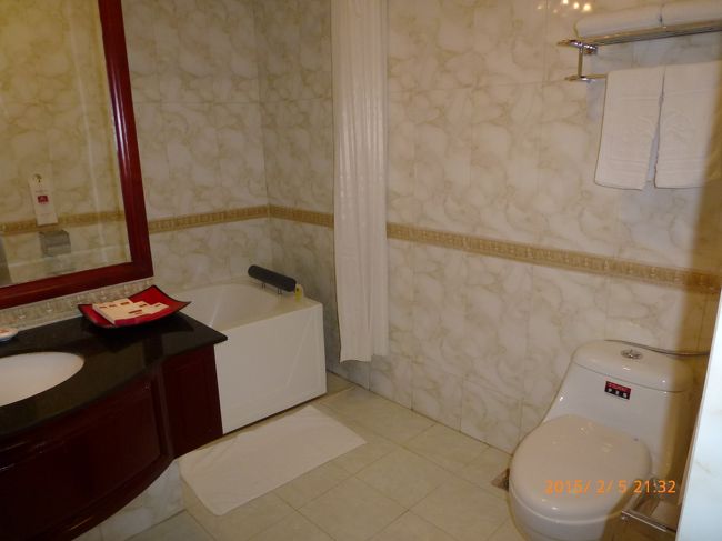 左奥がバスタブです。