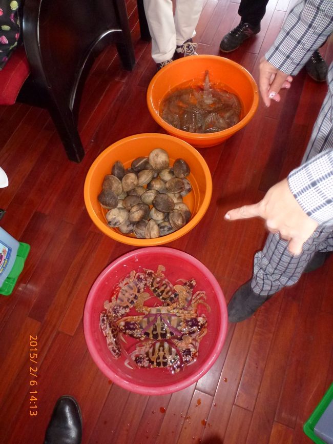 小舟が近づいてきて船内で魚介類の販売です。<br />シャコを購入。<br />大きくて、身がプリプリでした。