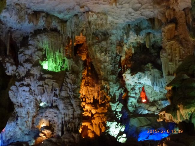ライトアップが鮮やかな鍾乳洞。