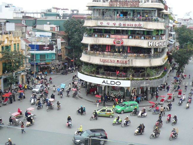 ティータイムのカフェからの風景。バイクの嵐！