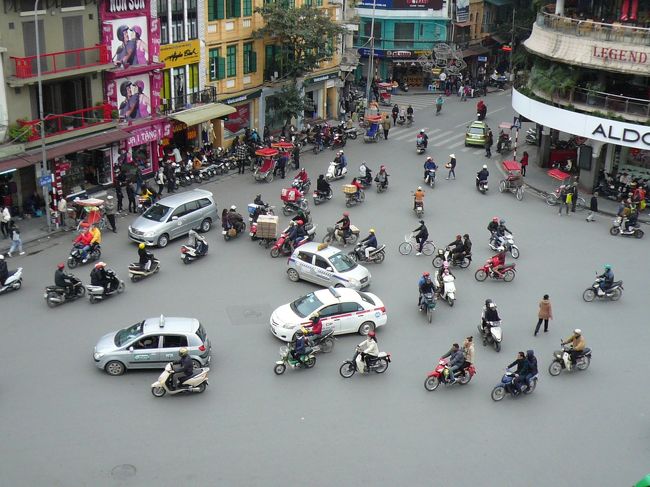 車とバイクが入り乱れてます。交通事故が少ないのが不思議です。
