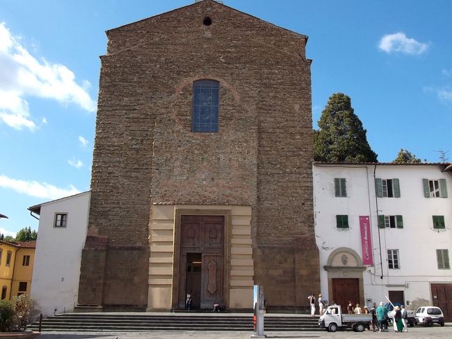 まずはアルノ川を渡って少し歩いた所にあるサンタ・マリア・デル・カルミネ教会の外観です。<br />この教会１８世紀に起きた火災でほとんど焼けてしまいましたが、マザッチョのフレスコ画があるブランカッチ礼拝堂は奇跡的に被害を受けませんでした。<br /><br />ブランカッチ礼拝堂は１０時開館です。<br />１０人ほどの観光客が開館を今や遅しと待っています。