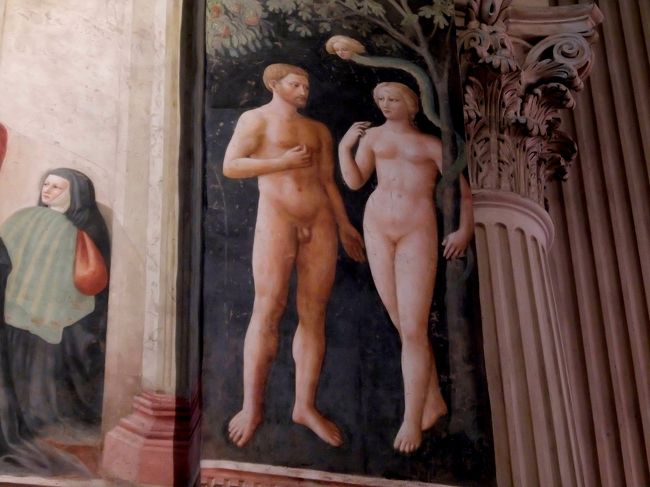 一方反対側に描かれているマゾリーノの「原罪」です。<br />同じく１４２５年頃の作品です。<br /><br />この絵を称して「ヌーディストのピクニック」と言った批評家がいます。<br />これから大変な罪を犯そうとしているのに、アダムもイブもあっけらかんとしています。<br />そんな面でもマザッチョの「楽園追放」とは比較になりませんが、マザッチョがすごすぎるだけで、これはこれで素晴らしい絵だと思います。<br />あの「ヴィーナスの誕生」より６０年近く前の絵なのですから・・・
