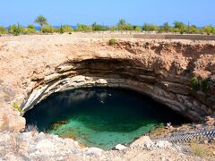 次はビマ・シンク・ホール（Bimmah Sink Hole)へ。
現地では隕石により出来たと言われているようですが、石灰岩の土壌が浸食されてできた穴のようです。整備された公園の中にある、エメラルドグリーンの大穴！
水質も綺麗でみんな水泳を楽しんでいます。私は泳げないので見るだけ。