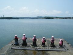 六地蔵は、はらが丸くほげている（えぐれている）ので、はらほげ地蔵という。
なんだかかわいい名前ですね。
海に向かってではなく、背にして立っており、顔は自然石です。
満潮時には、胸まで海につかるそうです。
