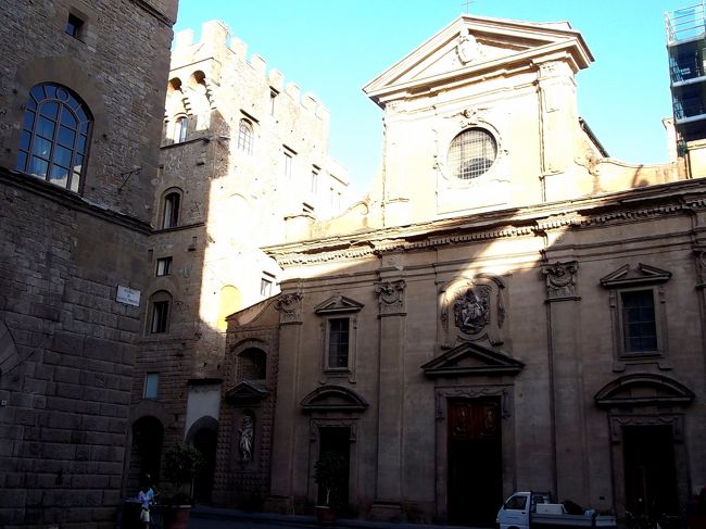 サンタ・マリア・デル・カルミネ教会を出て、橋を渡った所にあるサンタ・トリニタ教会です。<br /><br />ここにギルランダイオが描いたサセッティ礼拝堂があります。<br /><br />追記　２０１９年に行った時には内部の撮影が禁止されていました。