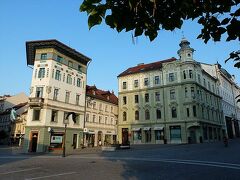 リュブリャーナ観光の基点プレシェーレノフ広場（プレシェーレン広場）も通過。

昼には賑やかなこの広場も、朝の７時前にはまだ眠っているような静けさ。