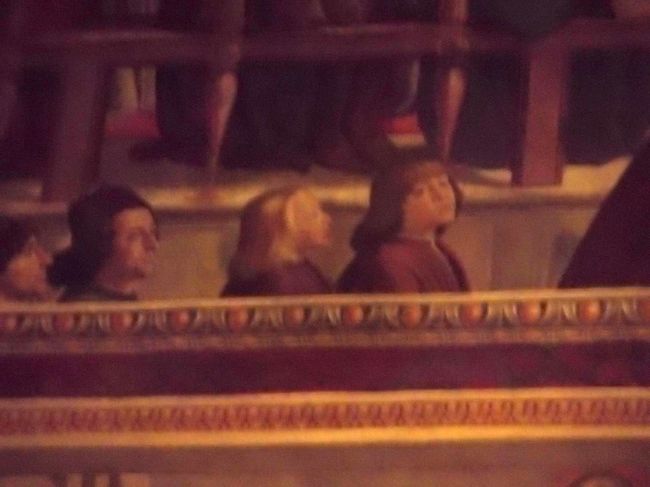 これもピンボケです。<br /><br />右がロレンツォの長男ピエロ・メディチ<br />左が次男のジョヴァンニ・メディチ<br /><br />ピエロは父に「狂人」とあだ名され、後に市民からフィレンツェを追い出されてしまいます。<br />ジョヴァンニのほうは父に「賢人」と言われ、後に教皇レオ十世になっています。