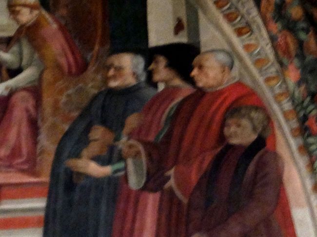 やはりピンボケですが、ロレンツォ豪華王もしっかりと描かれています。<br />右から三番目。<br />黒髪を長く垂らした男がロレンツォ豪華王です。<br /><br />壁画を照らすライトがあまり強くないので、判りにくいと思います。