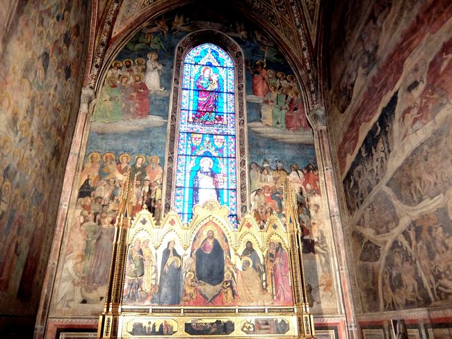 この教会にはもう一つストロッツィ礼拝堂があります。<br />マントヴァのストロッツィ礼拝堂と呼ばれています。<br />リッピの描いたストロッツィ礼拝堂よりおよそ１５０年前に作られています。<br />