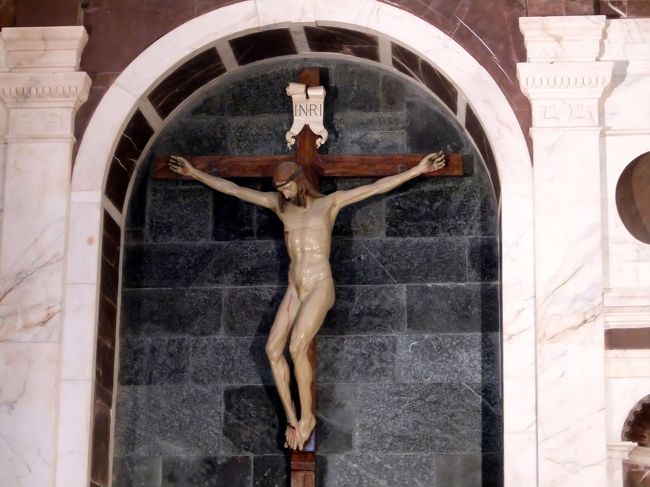 ブルネッレスキの「十字架にかかるキリスト像」<br />1412年ころの作品です。<br />ブルネッレスキはフィレンツェのドゥオーモの設計者でもあり、後には彫刻家よりも建築家として有名になりました。