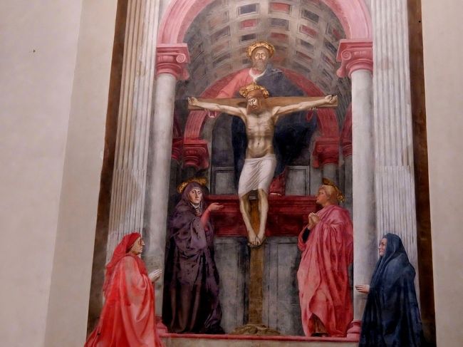 マザッチョの描いた「聖三位一体」。<br />１４２７年頃の作品。<br />マザッチョ最晩年の作品です。<br />「貢の銭」とこの「聖三位一体」をマザッチョの２大傑作と呼ぶ美術評論家が多いとか。<br /><br />この絵でマザッチョは消失点を用いて、遠近法を完全に完成させました。<br />