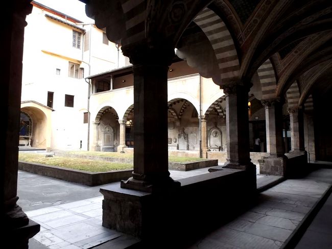 サンタ・マリア・ノッヴェラ寺院の回廊です。