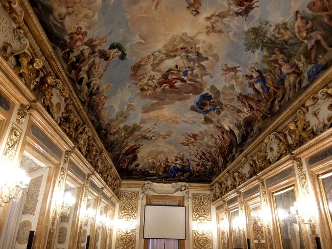 大広間です。<br />普通なら感激する所なのですが、実はその前にピッティ宮殿を見ていたため、あまり感激感はありません。<br />その他の部屋もそそくさと通り過ぎます。