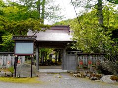 1315国泰寺によった．
　国泰寺（臨済宗鎌倉五山派景運山国泰寺、現在南禅寺派）は、江戸時代後期にロシアの南下・場所請負制度の弊害など北辺の危機が叫ばれる中で、箱館奉行の願い出により文化元年(1804)に設置が決定された蝦夷三官寺のひとつで、厚岸湾に突出するバラサン岬の神明宮（厚岸神社の前身、寛政3年(1791)最上徳内の建立)の旧地を含む10町四方の防風林をその寺領地として創建されました。
　現存する建物はほとんど後代に改修されていますが、境内は江戸時代のたたずまいを伝えており、蝦夷地における特異な歴史的役割を果たした重要な寺として、裏手のアイカップを含む約130，000平方mが指定されています。https://ja.wikipedia.org/wiki/%E5%9B%BD%E6%B3%B0%E5%AF%BA_(%E5%8E%9A%E5%B2%B8%E7%94%BA)