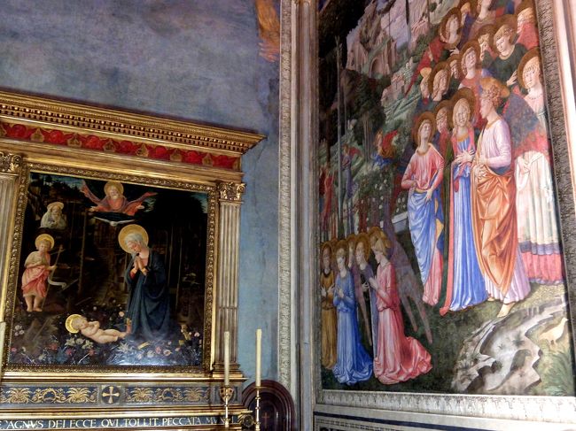 右側にもこの通り。<br />同じように礼拝しています。