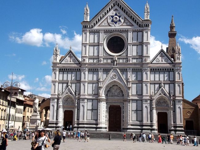 フィレンツェの街の東のはずれにあるのが、サンタクローチェ寺院です。<br /><br />ここにも素晴らしいフレスコ画が沢山あります。<br />ただしここにあるフレスコ画はルネッサンス以前のものです。