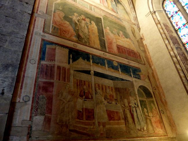 その隣ペルッツィ礼拝堂。<br />ジョット作「洗礼者ヨハネ伝」<br />１３１５年頃の作品。<br />やはり色落ちしているのが残念です。<br /><br />下段一番右にヨハネの首の乗った皿を持つサロメが描かれています。