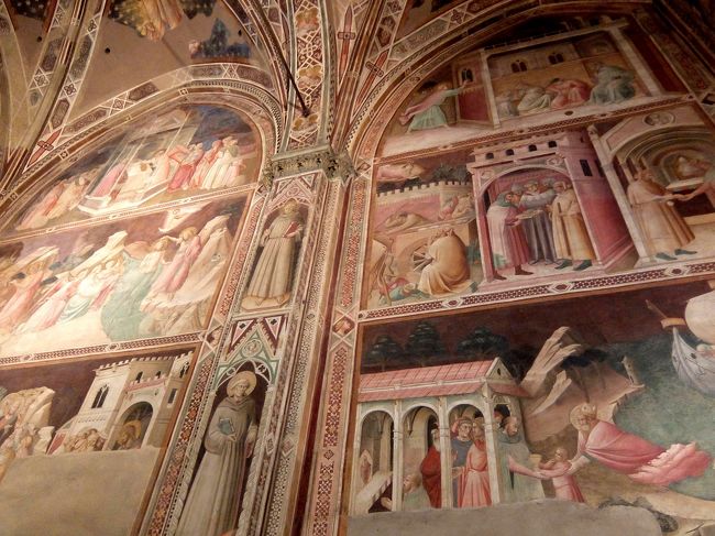 カステラーニ礼拝堂の側面です。<br />絵の洪水にめまいがしそうです。