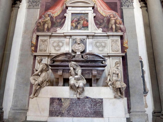 サンタクローチェ寺院はフィレンツェでも最も古く、最も由緒ある教会のひとつなので、いろいろな人のお墓もあります。<br />ミケランジェロの墓です。<br />ヴァザーリが設計しました。<br />１５７０年頃の作品。