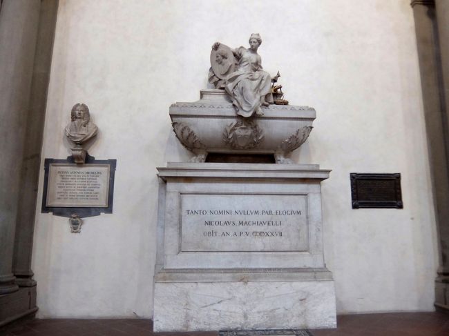 マキアヴェリの墓もあります。<br />生前は官職を剥奪され失意のうちに亡くなっていますので、お墓も質素です。