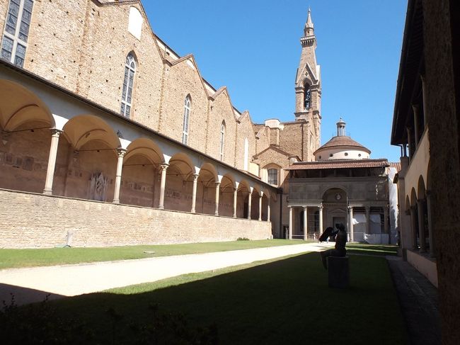 パッツィ家の礼拝堂に行くには一度教会を出て、回廊を回って行かねばなりません。