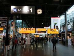 アムステルダムスキポール空港でベルリン行きに乗り換えます。