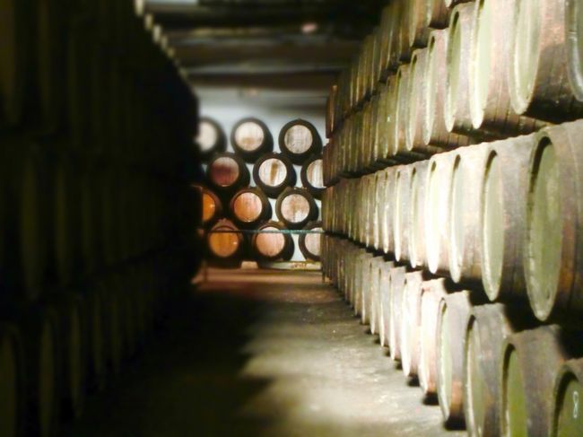 樽の中で熟成させる。