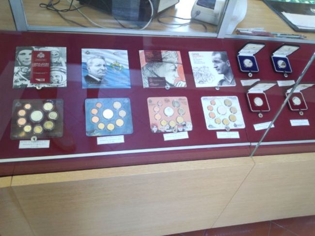 サンマリノ硬貨のフルセット3.88ユーロが、25ユーロで売られていました。