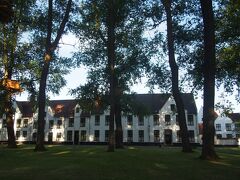 愛の湖公園から戻ってきて、途中曲がったところにあるベギン会修道院へやってきました。修道女以外誰もいません。
朝のひんやりした空気を吸いながら、静けさの中ベンチに座っていた時間は忘れられないものとなりました！
