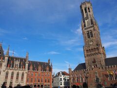 ホテルからマルクト広場までは歩いて10分程でした。
ここは周辺はレストランも多く、にぎわっています。ブルージュはブリュッセルより人が多い印象です。