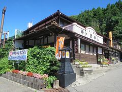 横川駅前には峠の釜めし・おぎのや本店があります。

本店では釜めしの他に蕎麦やうどんなどのメニューがあります。

■おぎのや

・ホームページ
　http://www.oginoya.co.jp/

・タベログ
　http://tabelog.com/gunma/A1005/A100503/10000059/
