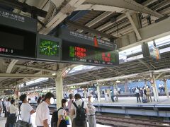 JR横浜駅です。

ただ今の時刻は『午前5:47』です。（午後ではありません）

以前に比べ早目に出勤する人が増えホームは通勤客で混雑しています。

このような状況ですので確実に座れるグリーン車に乗ってしまうのです。（7〜9時はグリーン車でも座れない場合があります）
