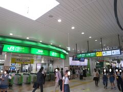 8:16　高崎駅に着きました。（横浜駅から2時間23分）

ラッシュ時間帯なので電車が到着すると改札口は降りる人で混雑します。

乗換時間が25分ほどありますので改札口を一旦出て一服タイムです。
