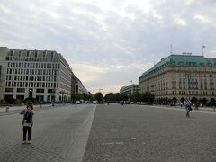 こちらは旧東ベルリン側です。こちら側にドイツの宮殿が建っていたそうですが第二次世界大戦で崩壊してしまったのを再建しているそうです。現在ここは左右に各国の大使館や銀行やホテルなどが建っています。