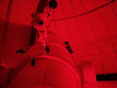 その日の夜、鬼武天文台の星の観察に行くことにしました！
同宿の人もいっしょ。
17時までに電話で予約を取り、20時に来るように言われたのでバイクで山を登り…

こんなかんじの室内（ぼけててみづらい）で
窓を開き、月面を始めとした天体観測をします！

初日は満月一歩手前で、はじめは6人ほど、あとからは3人になり、
すごく贅沢な天体観測が出来ました！
五島に一泊するなら必ず行くべきです！！！！