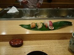 その後ホテルにもどっておすすめの竹ちゃん寿司へ！

ランチは1000円くらいで新鮮な握りのセットが食べられました。

最初入口が分からなくて通りすぎちゃったんだけど、小さな入口から地下へ。店内に入ると結構広々として清潔感のあるお店でした。

葉っぱの上にお寿司のせてくれるのも粋だな〜っと思いつつ。ペロリ。
旭川は函館には海鮮は負けるらしいけど、東京人からしたらすっごく美味しいです！
特にマグロとイカが美味しく感じました。
ランチは決まったセットしかないそうなので、今度来たら夜で好きな握りをたらふく食べよう！