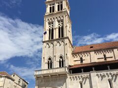 イヴァナ・パヴラ広場に面して大聖堂。
この鐘楼は階層ごとに窓の様式が異なっている。
