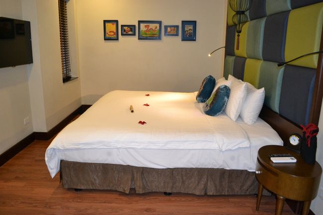 部屋の準備もでき、チェックイン。<br /><br />Trip Advisorで１位のホテル、「La Siesta Hotel &amp; Spa」<br /><br />http://www.hanoilasiestahotel.com/<br /><br />ベッドの上に花びらが散りばめられていて、正直ここまでしなくてもいいのに…と、あまりこういうおもてなしを受けたことがない私にとってはちょっと恐縮してしまうくらいでした。