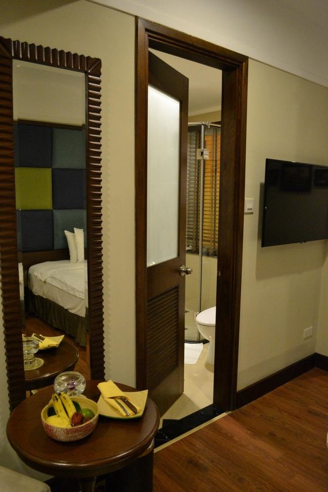 ドアの向こうはバスルーム。バスタブ付きをリクエストしていたのですが、無理でしたね。この足なので、体を横たえたかったのですが…。事前にホテル側からは、「できる限り努力はする」との返答でしたので、無理だったんでしょうね。<br />しょうがないです。