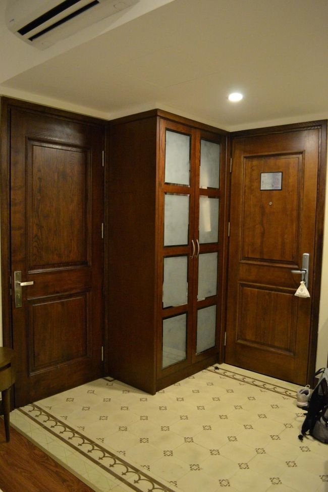 一番右が入口どあ。<br />真ん中の扉を開けるとハンガーとsafety boxがありました。<br />左は秘密のドア（笑）<br /><br />それなりにいいお部屋でした。<br /><br />ただ難点は、窓がないこと。まぁ、事前に分かっていて予約したのだから承知の上ですけど。太陽の光で目覚めたかったな〜！