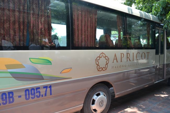 翌日、ハロン湾ツアー。<br />８時半にホテルへピックアップの予定でしたが、１５分たっても来ず、コンシェルジュの人に電話して確認をしてもらいました。いろいろな所でピックアップしてきてるので遅れていると、すぐ来るとのことでした。まぁ、よくあることです。<br /><br />このバスに乗りました。